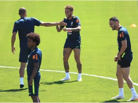 Neymar trở thành "cây hài" trên sân tập của Selecao