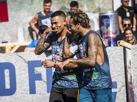 Neymar và Jesus được chào đón như người hùng ở quê nhà