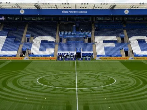 Ngày cuối, Leicester 'tha thu' luôn cả mặt sân