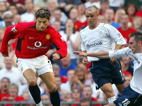 Ngày Ronaldo ra mắt, Man United chơi với đội hình nào?