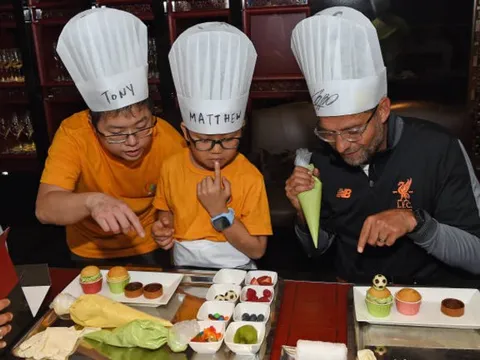 Ngay trước giờ đấu, Klopp trốn Liverpool đi làm đầu bếp