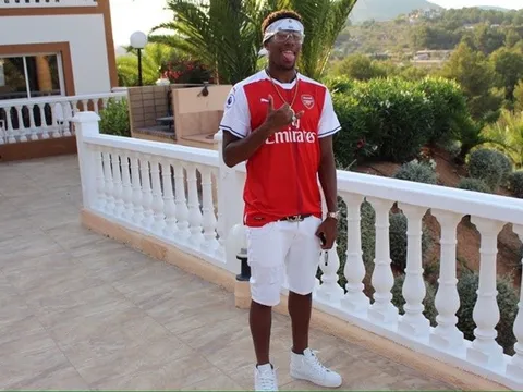 Nghỉ Hè, Alex Iwobi mặc áo Arsenal đi du lịch