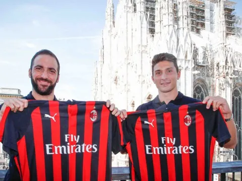 Nghìn người hân hoan chào mừng Higuain và Caldara tới Milan