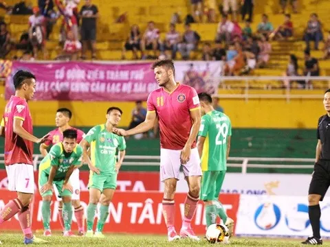 Ngoại binh “giành” đá phạt đền với đội trưởng Sài Gòn FC