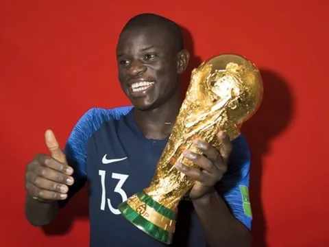 N'Golo Kante phản ứng đẳng cấp khi được tung hô khiến Messi "tắt điện"