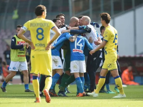 Ngược dòng nghẹt thở, Napoli vẫn chưa 'tha' Juventus