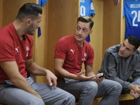"Người khổng lồ" Kolasinac gây sốc trước thềm Emirates