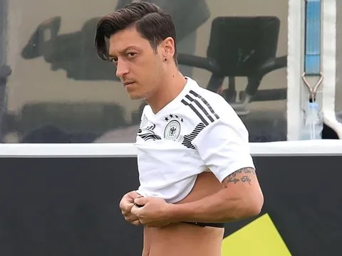 Nguy cơ mất World Cup, Ozil lủi thủi tập một mình