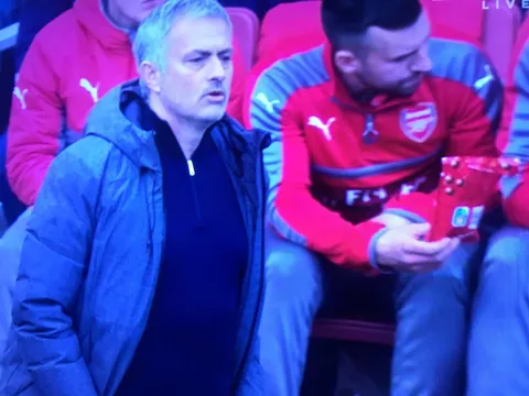 Nhâm nhi chocolate, thành viên Arsenal biết trước sẽ thắng MU