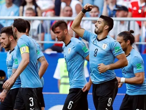 Nhấn chìm 'Gấu' Nga, Suarez đi vào lịch sử
