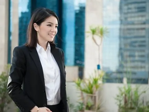 Nhan sắc vạn người mê của nữ trưởng đoàn U22 Thái Lan