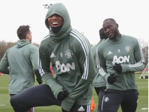 Nhận tin vui trước derby, sân tập Man Utd rộn tiếng cười