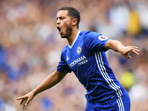 Nhìn lại siêu phẩm của Hazard vào lưới Arsenal theo phong cách phim trắng đen