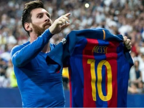  Nhìn Ronaldo ngạo nghễ, chợt thấy tủi thân cho Messi