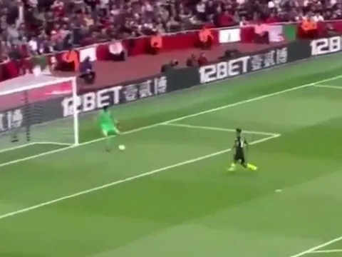 Fan Arsenal so sánh pha chuyền bóng của Cech với "thảm họa" Karius