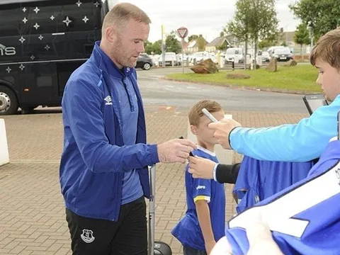 NHM ‘phục kích’ Rooney trên đường ra sân bay
