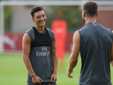 Nhờ đồng đội, Ozil cũng đã tìm lại nụ cười
