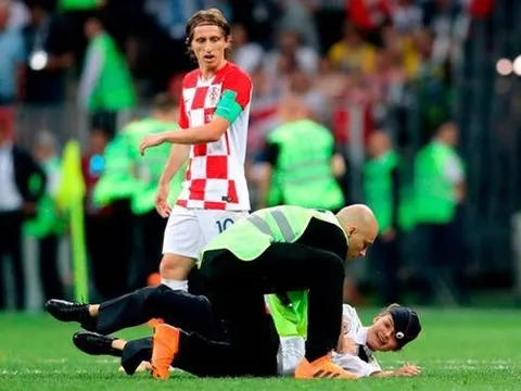 Nhóm nhạc Nga xông vào sân, gián đoạn chung kết World Cup
