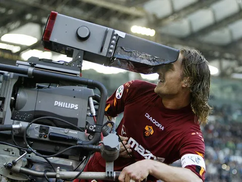Những khoảnh khắc ấn tượng của VUA TOTTI trong các trận derby thành Rome