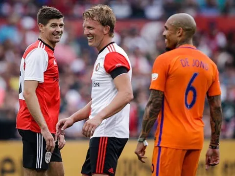 Gerrard trở lại sân cỏ, khoác áo Feyenoord trong trận cầu tri ân Dirk Kuyt
