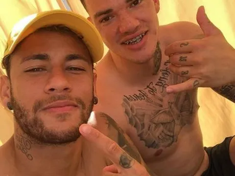 Vừa đến Nga, Neymar rủ đồng đội đi tắm nắng