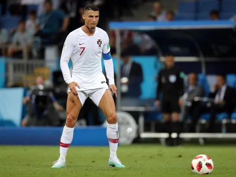 Ronaldo bị chế giễu vì hành động vén cao quần chuẩn bị sút phạt