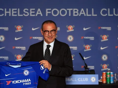 Muốn làm việc lâu dài ở Chelsea, Sarri cần vứt bỏ quần thể dục