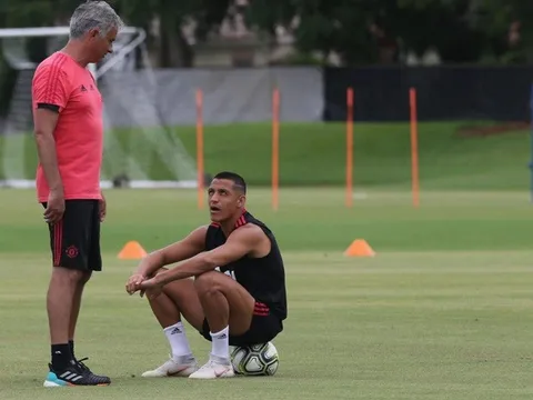 Mourinho cau có trên sân tập, MU là "mớ hỗn độn" trước Premier League mùa giải mới