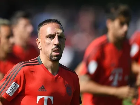 Tiết lộ: Sao Bayern chấn thương trên sân tập vì lao vào cột gôn