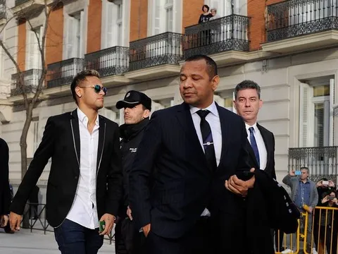 NÓNG: Cha đẻ có mặt ở Paris, Neymar rất gần PSG