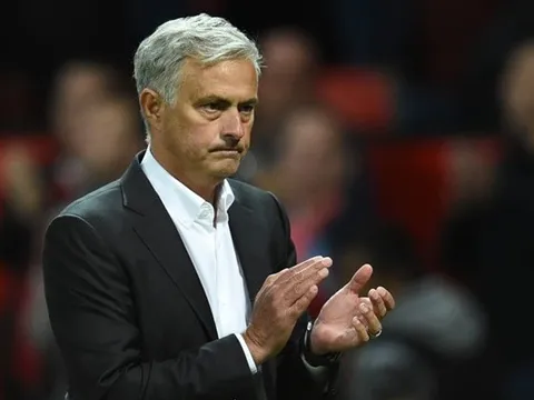 NÓNG: Gary Neville chỉ trích gay gắt Mourinho làm mất bản sắc Man Utd