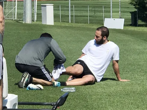 NÓNG: Higuain "gục ngã" trong buổi tập của Juventus