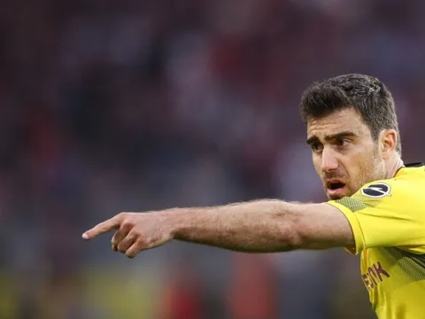 NÓNG: Sokratis đã bay đến London, ký hợp đồng với Arsenal