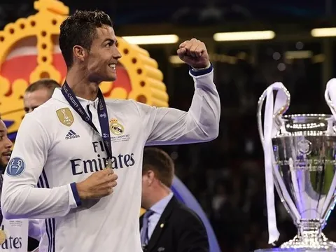 Ronaldo thâu tóm cả thế giới: Chính anh, người phán xử!