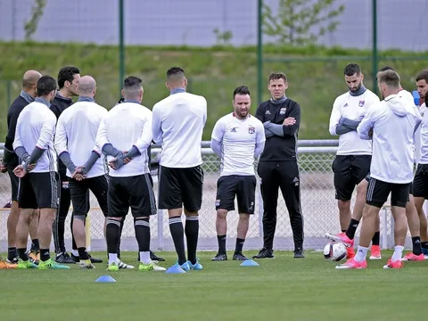 Nụ cười không thể che mờ bầu không khí ảm đạm tại Lyon