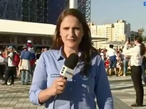 Nữ phóng viên World Cup quát người định hôn mình