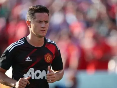 Ở lại Man Utd, Herrera nhận lương khủng