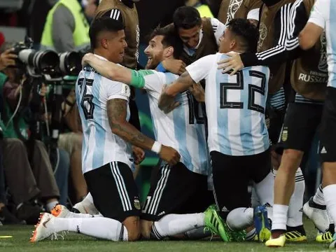 Ơn giời! Cuối cùng đã có cầu thủ Argentina đứng chung chiến tuyến với Messi