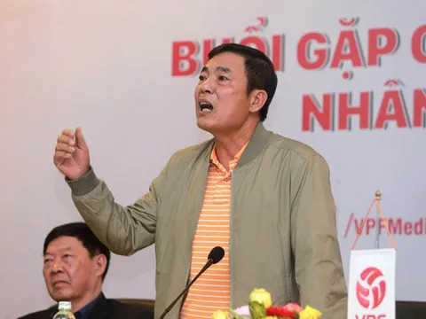 Ông Trần Mạnh Hùng tươi cười đến cuộc họp VPF