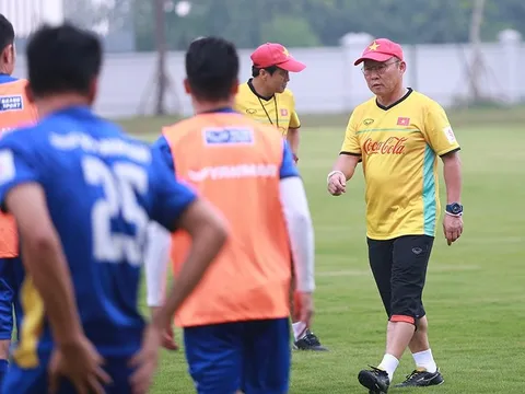 Olympic Việt Nam “vỡ” hàng thủ, thầy Park giải nguy thế nào?