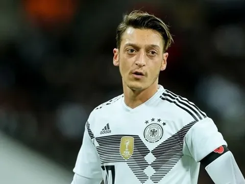 'Bóng ma Ozil đã biến mất, cậu ta chơi như *** suốt những năm qua'