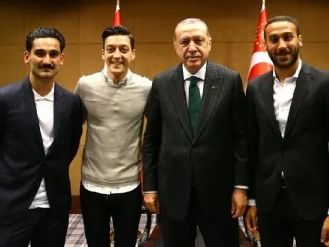 Đội tuyển Đức chỉ trích Ozil, Gundogan vì chụp ảnh với tổng thống Thổ Nhĩ Kỳ
