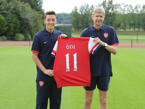 Nhờ cuộc gọi lúc 2h sáng của HLV Wenger, Arsenal mới có được Ozil