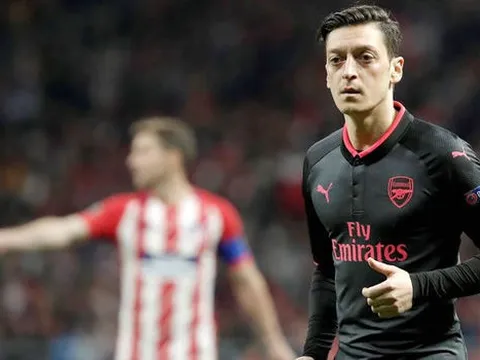"Mesut Ozil không xứng đáng khoác áo Arsenal"