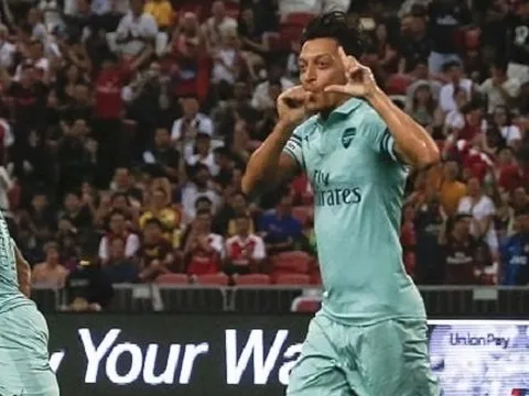 Ozil, Lacazette thi nhau lập công, Arsenal vùi dập PSG với tỉ số không tưởng