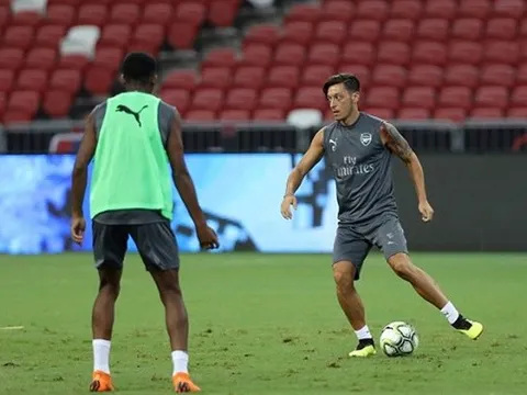 Ozil quẩy nhiệt tình trên sân tập, PSG bắt đầu run sợ?