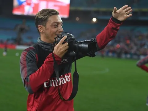 Ozil tập làm nhiếp ảnh gia, Arsenal tập trước trận Western Sydney Wanderers