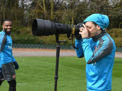 Ozil tập làm phó nháy trên sân tập của Arsenal