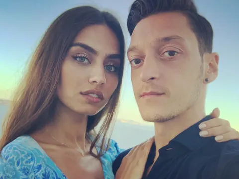 Ozil từ giã tuyển Đức, người yêu hoa hậu nói gì?