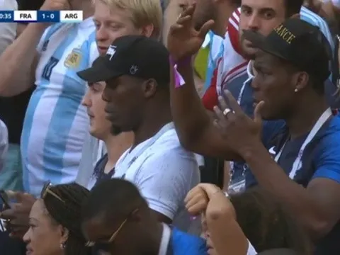 Hai anh trai bất bình với pha đá phạt tệ hại của Paul Pogba